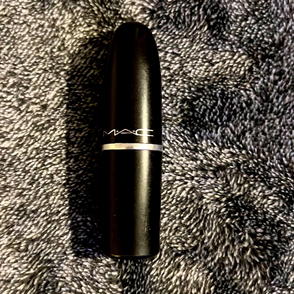 MAC LIPSTICK